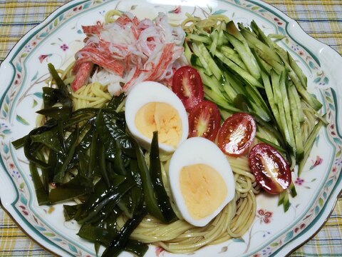 茎ワカメと蟹カマときゅうりと茹で卵の冷やし中華☆